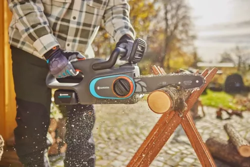 Gardena PowerSaw Akkumulátoros láncfűrész 
250/18V akkumulátorral (4,0 Ah)