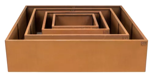 G21 Corten magaságyás, 132 × 32 × 132 cm.