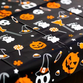   Halloween-i asztalterítő - alumínium hatású - 137 x 183 cm - apró motívumos