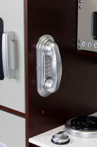 Fa gyerekkonyha szekrényekkel és hűtővel