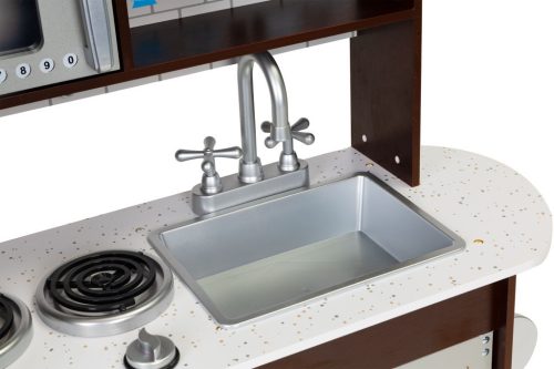 Fa gyerekkonyha szekrényekkel és hűtővel