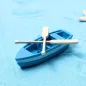   2 db-os miniatűr horgászhajó készlet fa evezőkkel, kék gyanta hajófigura